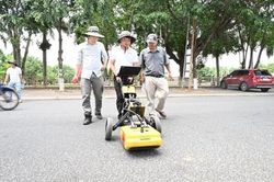 D&ugrave;ng radar 'si&ecirc;u &acirc;m' đất t&igrave;m kiếm khu vực nghi c&oacute; mộ tập thể liệt sỹ