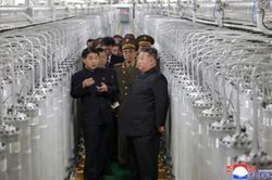 &Ocirc;ng Kim Jong Un thị s&aacute;t nh&agrave; m&aacute;y vật liệu hạt nh&acirc;n mới