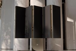 Độc lạ TV gấp Bugatti N1 xoay 180 độ dành cho giới siêu giàu