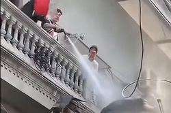 Xác minh clip người đàn ông xịt nước vào thợ tháo dỡ công trình