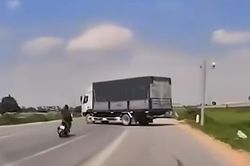 Thanh niên chạy xe máy trượt ngã vào gầm ô tô tải đang quay đầu