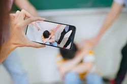 Cấm phát tán clip bạo lực học đường: Không phải che giấu sai phạm, mà là bảo vệ trẻ em