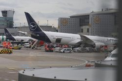 Máy bay Boeing 787 của Lufthansa sập càng đáp tại sân bay, nhiều người bị thương