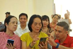 Hiệu quả từ những điểm 'Bình dân học vụ số lưu động' ở Tương Mai