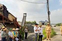 H&agrave; Nội: Cưỡng chế, r&agrave;o chắn 6 bến vật liệu x&acirc;y dựng kh&ocirc;ng ph&eacute;p ven s&ocirc;ng
