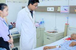 Nắng n&oacute;ng, người đ&agrave;n &ocirc;ng suy thận nặng v&igrave; 1 th&oacute;i quen nhiều người Việt mắc phải