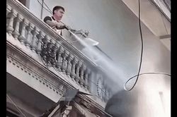 H&agrave; Nội: C&ocirc;ng an v&agrave;o cuộc vụ h&agrave;ng x&oacute;m d&ugrave;ng v&ograve;i phun nước 'tấn c&ocirc;ng' thợ x&acirc;y nh&agrave; liền kề