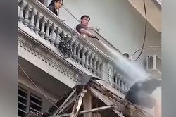 X&aacute;c minh clip h&agrave;ng x&oacute;m d&ugrave;ng v&ograve;i nước xịt thẳng v&agrave;o người thợ đang th&aacute;o dỡ c&ocirc;ng tr&igrave;nh