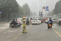 Thông tin mới nhất về áp thấp nhiệt đới trên Biển Đông và cảnh báo mưa dông miền Bắc chiều tối nay