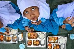 Tham vọng về suất ăn miễn phí cho 80 triệu người Indonesia biến thành thảm họa