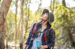 Vì sao nhiều người có cảm giác như bị theo dõi, dù xung quanh không có ai?