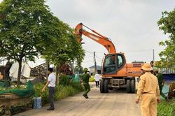 Rào chắn 6 bến vật liệu xây dựng không phép ven sông