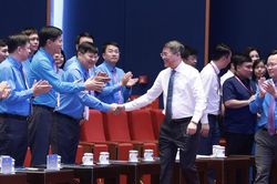 Thủ tướng Chính phủ thảo luận với đại biểu Công đoàn về mục tiêu tăng trưởng hai con số