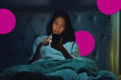 Thức khuya lướt điện thoại mỗi đêm: Não bộ của bạn đang bị ảnh hưởng ra sao?