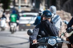 Đi làm 100 km/ngày như 'cực hình' dưới nắng nóng 40 độ C