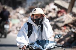 Đi làm 100 km/ngày như 'cực hình' dưới nắng nóng 40 độ C