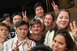 Cô gái Mỹ 'choáng' vì được giới thiệu 8 chàng trai Việt độc thân