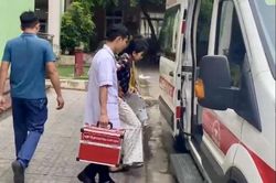 Thí sinh đi thi lớp 10 bằng xe cứu thương