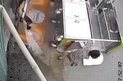 Bé trai đu quầy nước của mẹ khiến cả quầy đổ sập trong tích tắc