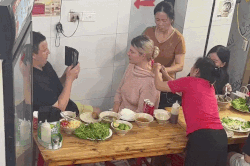 Khách Tây mệt lả giữa quán bún chả, hành động của nhân viên gây sốt