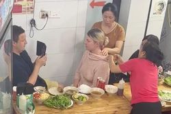 Cô gái Tây bị choáng ở quán bún chả, được nhân viên xoa bóp, bôi dầu