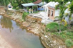 Huế dự kiến đầu tư 65 tỉ đồng xử lý sạt lở khu dân cư ven sông Tả Trạch