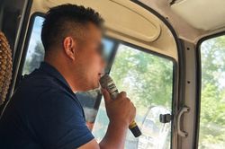 Tài xế hát karaoke khi lái xe bị phạt gần 6 triệu đồng