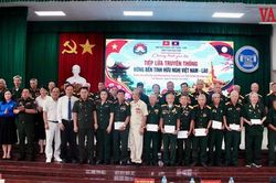 Tiếp lửa truyền thống tình hữu nghị Việt - Lào