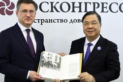 Phó Thủ tướng Thường trực Phạm Gia Túc làm việc với Phó Thủ tướng Nga Alexander Novak
