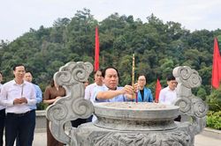 Phó Thủ tướng Lê Tiến Châu dâng hương tưởng nhớ Chủ tịch Hồ Chí Minh