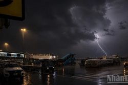 Mưa giông dữ dội, gió giật cấp 9 ảnh hưởng hoạt động bay tại Nội Bài