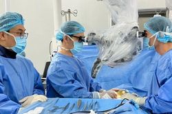 Nữ bệnh nhân Campuchia hồi phục ngoạn mục sau ca mổ u não 4,5cm tại Việt Nam
