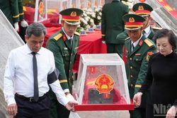 Phó Thủ tướng Phạm Thị Thanh Trà dự lễ truy điệu, an táng hài cốt liệt sĩ quân tình nguyện Việt Nam tại Quảng Ngãi