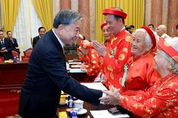 [Ảnh] Tổng Bí thư, Chủ tịch nước Tô Lâm gặp mặt 85 đại biểu người cao tuổi tiêu biểu toàn quốc