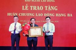 Nhà báo Tô Đình Tuân vinh dự nhận Huân chương Lao động hạng Ba