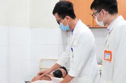 Người đàn ông nhập viện vì biến chứng quai bị sau một tuần tự theo dõi tại nhà