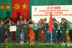 Kho 186 (Cục Xăng dầu, Tổng cục Hậu cần - Kỹ thuật) đón nhận Huân chương Bảo vệ Tổ quốc hạng Ba