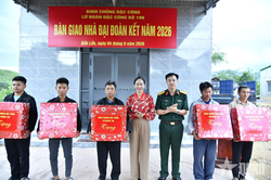Lữ đoàn Đặc công bộ 198 bàn giao 5 căn nhà Đại đoàn kết tặng các hộ dân có hoàn cảnh khó khăn
