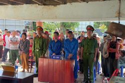 Quẳng hết tiền công lao động vào ma túy , 2 trai làng lãnh án tù