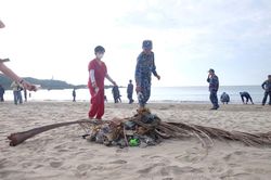 Ra quân bảo vệ môi trường, gìn giữ màu xanh biển Sơn Trà