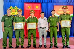 Khen thưởng đột xuất cho Công an xã Nông Sơn