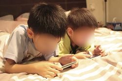 Mùa hè 'bảo mẫu smartphone'... nỗi lo con bị 'giam' trong thế giới ảo