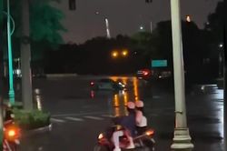 Tài xế lái 'siêu xe'Porsche biến đường phố thành 'sân khấu biểu diễn'