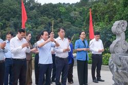 Phó Thủ tướng Lê Tiến Châu dâng hương tại Đền thờ Chủ tịch Hồ Chí Minh ở Pác Bó