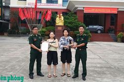 Bộ đội Biên phòng tỉnh Khánh Hòa trao trả tài sản cho 2 du khách Hàn Quốc