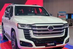 Toyota Land Cruiser Hybrid cập bến Đông Nam Á giá gần 3 tỷ, chờ ngày về Việt Nam