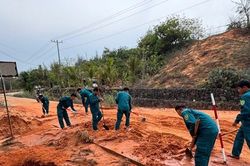 Lâm Đồng: Mưa lớn gây sạt lở đồi, đất đá tràn xuống đường ven biển