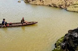 Dạo chơi ở bãi đá, cô gái trượt chân rơi xuống dòng nước xiết