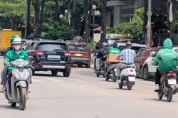 Xăng E10 'ghi điểm' với tài xế công nghệ, mong giá bán hấp dẫn hơn