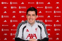 Liverpool bổ nhiệm Iraola, tặng ngay 'hàng nóng' cho HLV mới